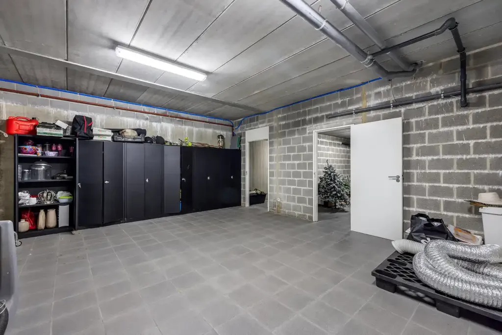 Garage - Villa Luxueuse avec Piscine Intérieure à Lanaken
