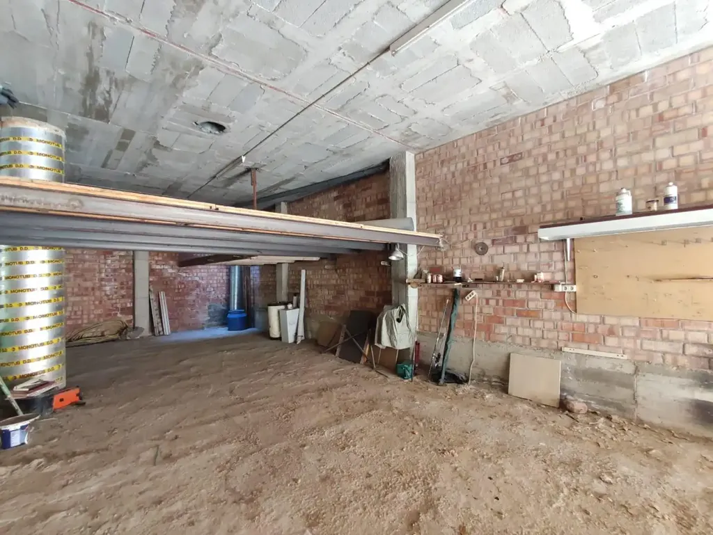 Rooms - Versatile Commercial Property in Manresa