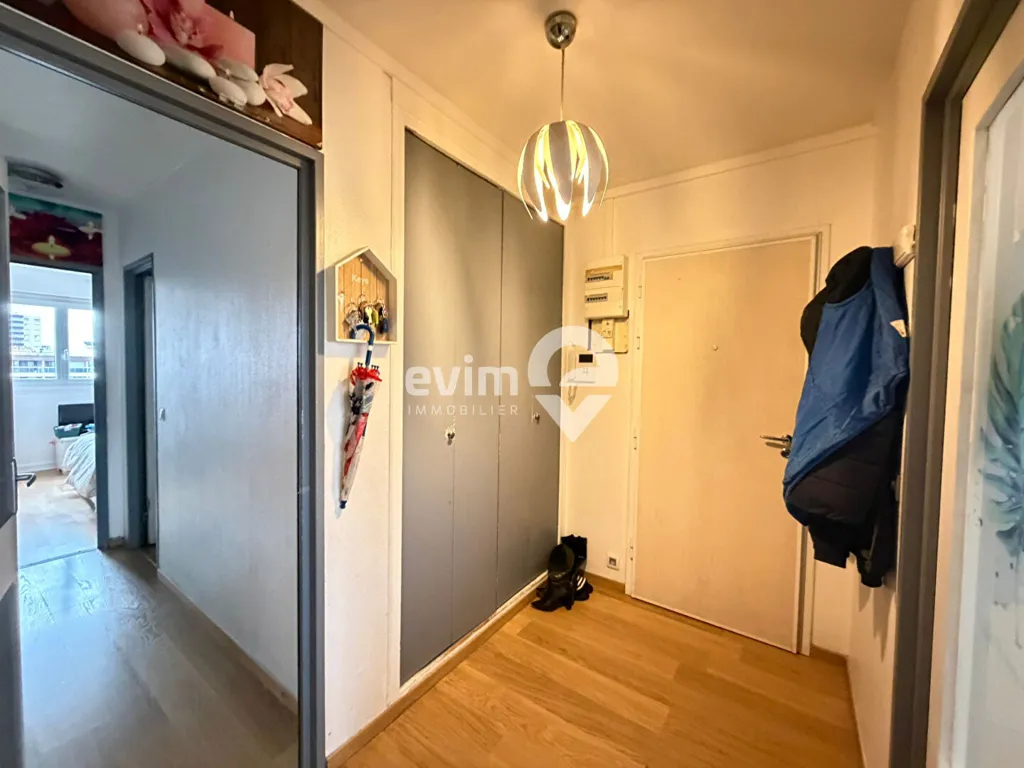 Esik - Spacious 4-Bed Flat Near Gare in Dynamic Area