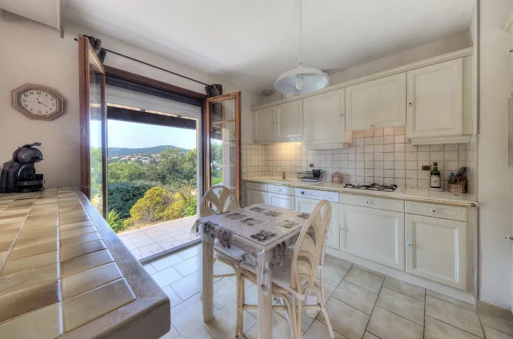 Cuisine - Villa Luxueuse avec Piscine et Vue Mer à Saint-Aygulf