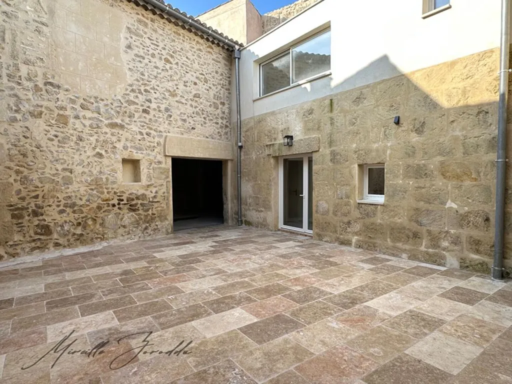 Jardin - Maison de Caractère avec Cour en Pierre à Jonquières-Saint-Vincent