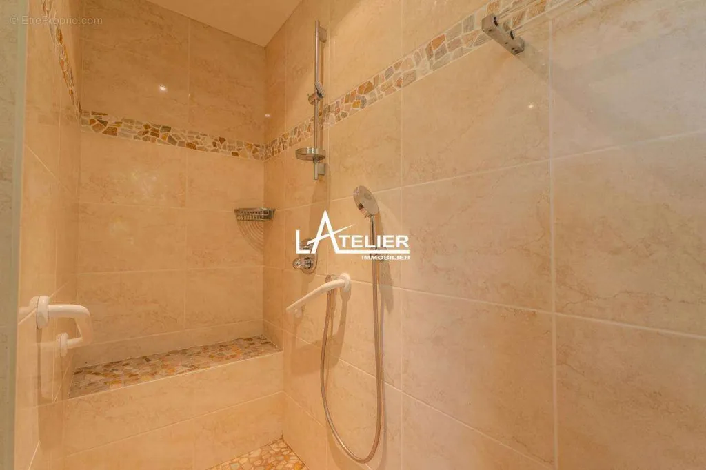 Vannitoad - Spacious Property with Pool in Sautron