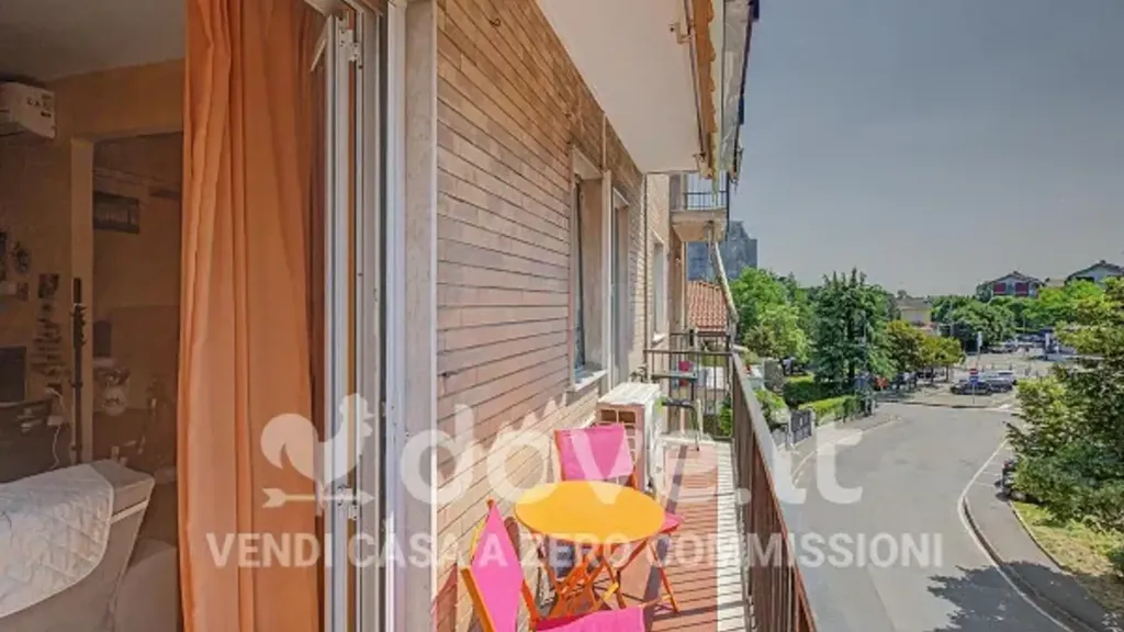 Rõdu - Rusticated Flat with Balcony in Limbiate