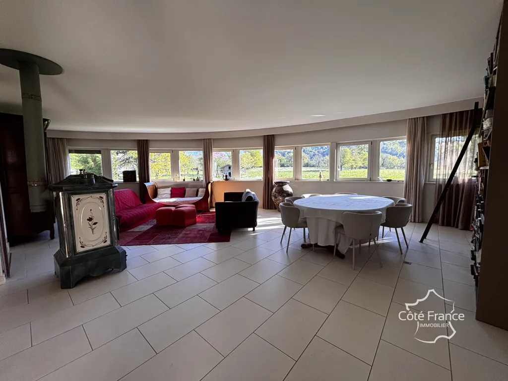 Salle à manger - Maison d'Architecture Unique avec Vue Panoramique à S