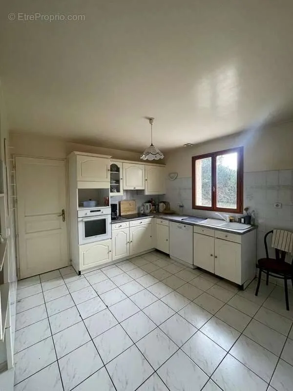 Kitchen - 5-Bedroom House with Garden in Chelles