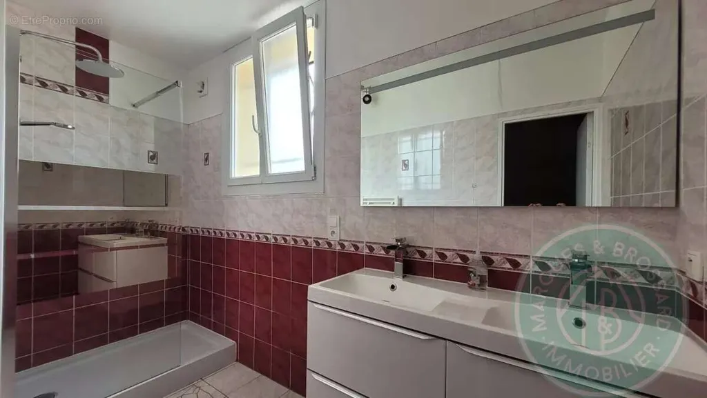 Salles de bain - Maison Familiale avec Panneaux Solaires et Jardin à Proximité