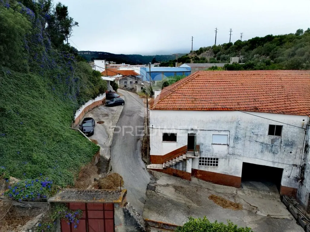 Õhuvaade - Industrial Warehouse with Solar Exposure in Vila Moreira