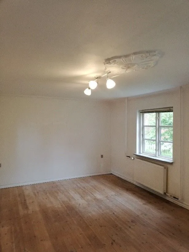 Pièces - Charming Older House with Garden in Central Location