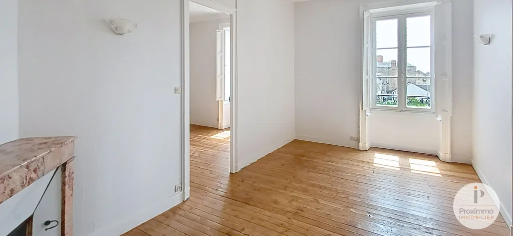 Toad - Bright 4-Piece Apartment in Redon Centre