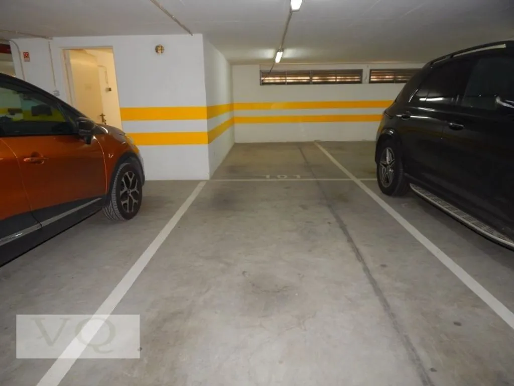 Garage - Luxury Flat with Pool in Cascais