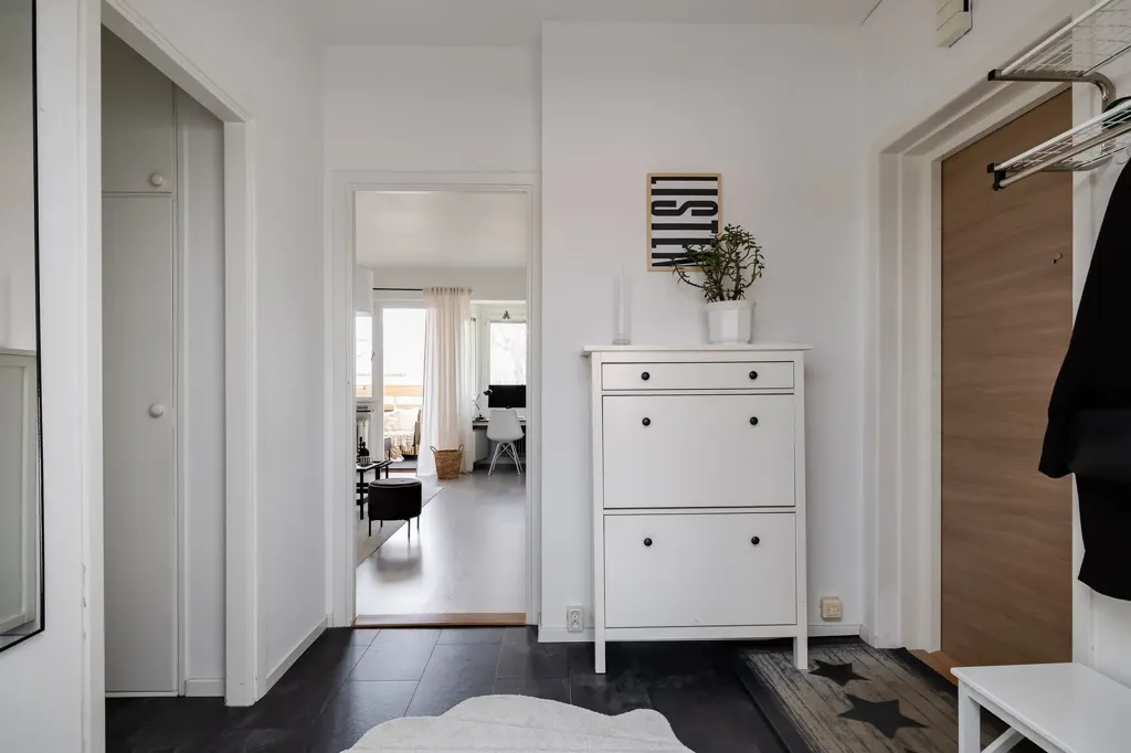 Entrée - Two-Bedroom Flat with Balcony in Örebro