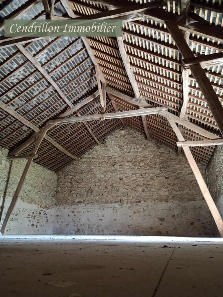 Pièces - Maison en Pierre avec Dépendances et Jardin à Proximité