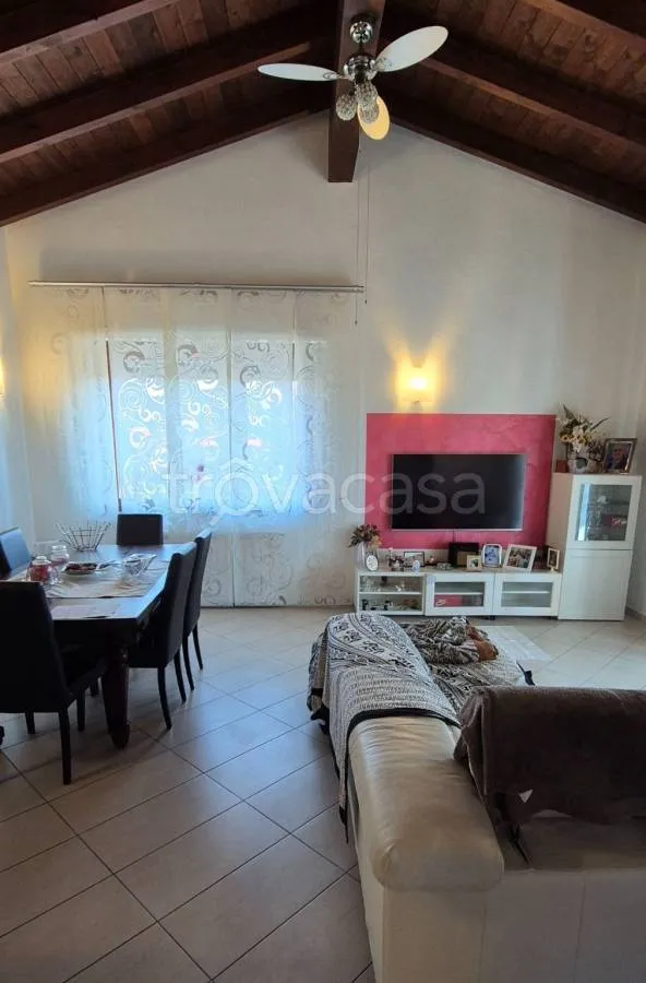 Soggiorno - Rustic Bifamily Villa with Garden in Trecate