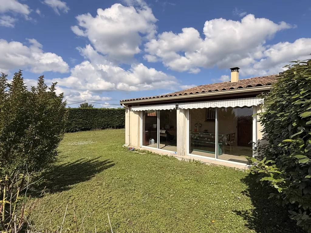 Jardin - Maison Individuelle avec Grand Terrain Clôturé