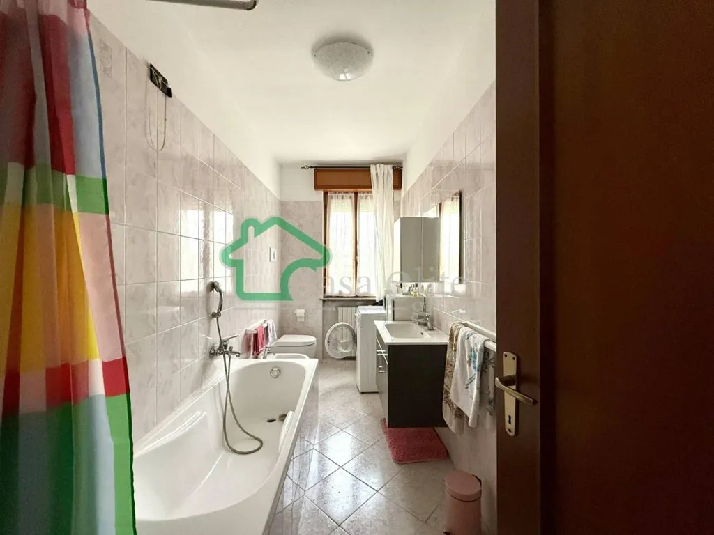Salles de bain - Bifamiliar Villa with Private Garden in Secugnago