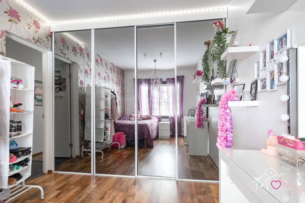 Rooms - Flat with Glazed Balcony in Riutoja
