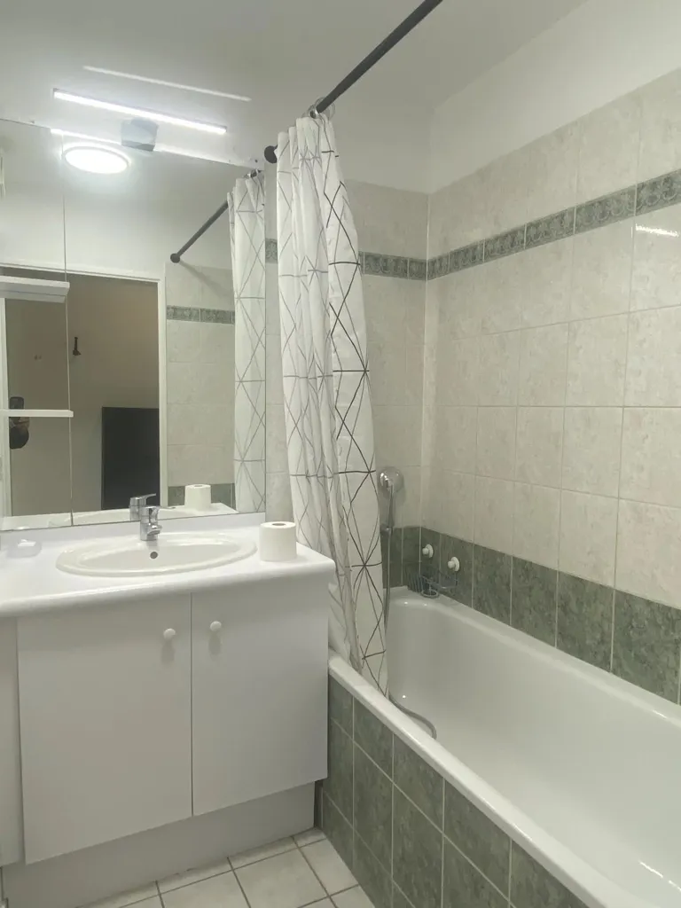 Salles de bain - Appartement Lumineux avec Terrasse à Courbevoie