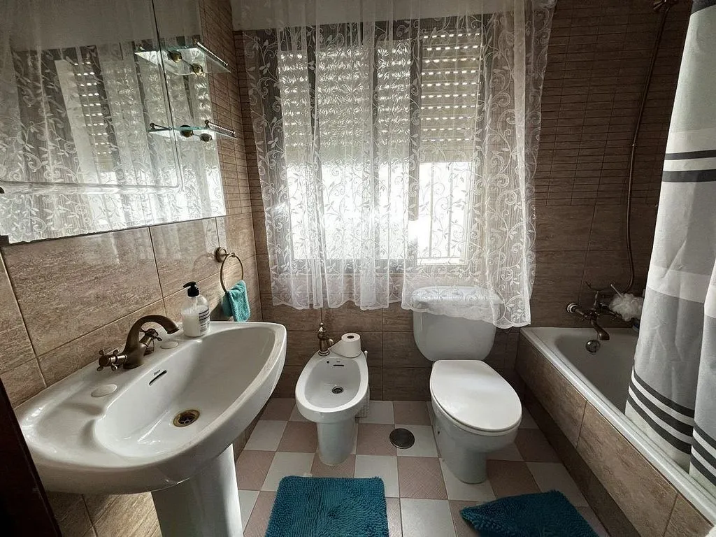 Salles de bain - Three-Bedroom House in Olvera