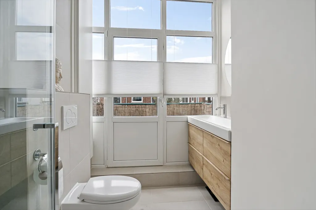 Bathrooms - 4-room apartment in 's-gravenhage