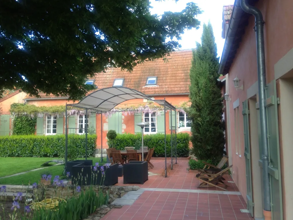 Jardin - Maison de 9 Pièces avec Piscine à Premilhat