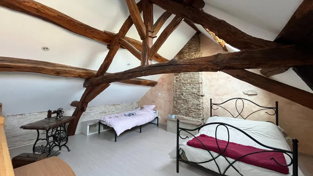 Chambres - Maison Rénovée avec Balcon à Cortevaix