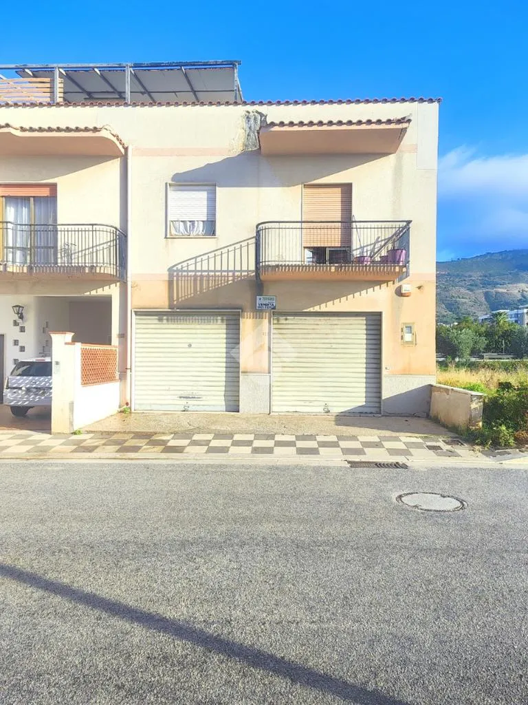 Välivaade - Warehouse with Double Garage Doors in Villa Rosina