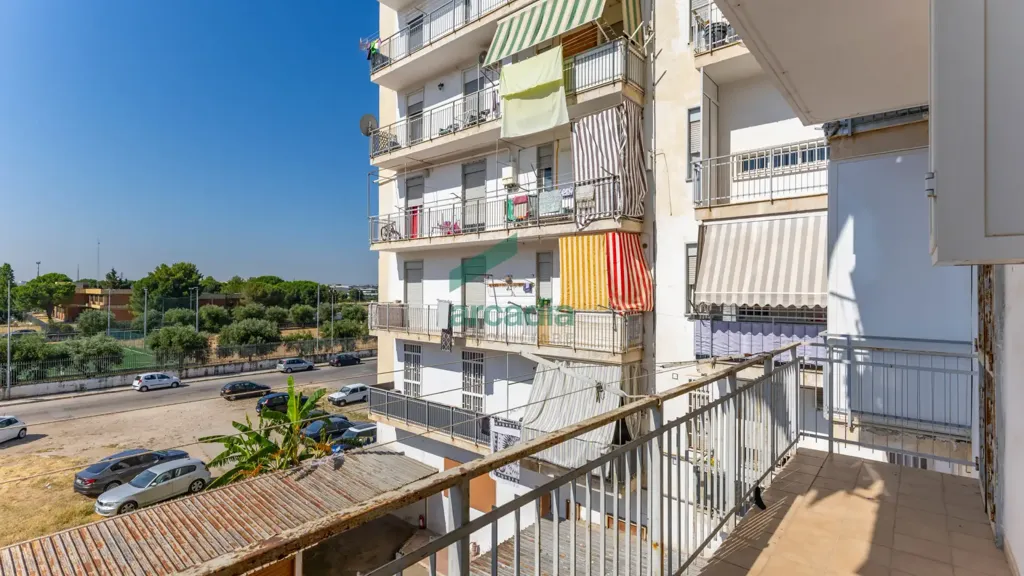 Balcon - 4-Bedroom Apartment with Balcony in Bari