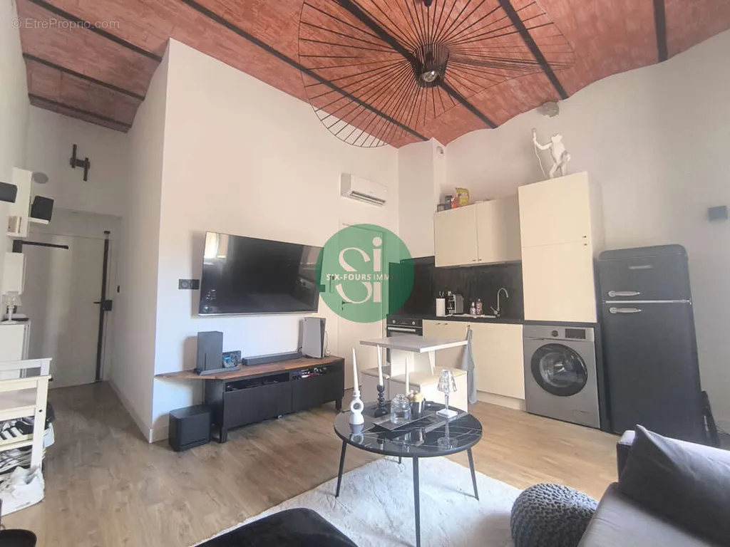Séjour - Appartement Rénové avec Climatisation à Bandol