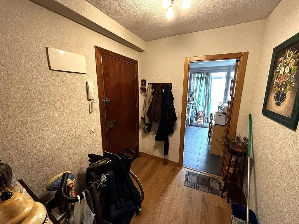 Esik - 1970s Apartment with Terrace in Móstoles Central