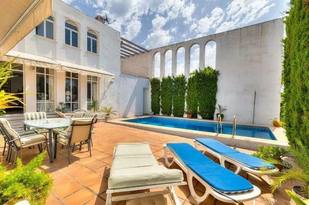 Chalet with Pool and Terrace in Casco Antiguo