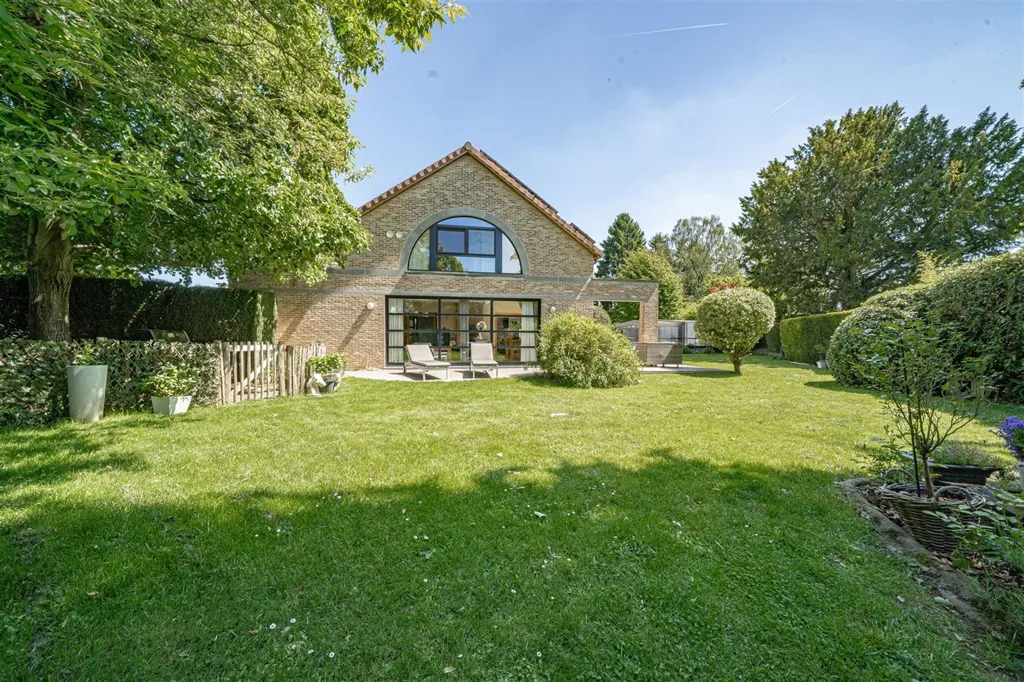 Recent Villa with Pool in Waterloo