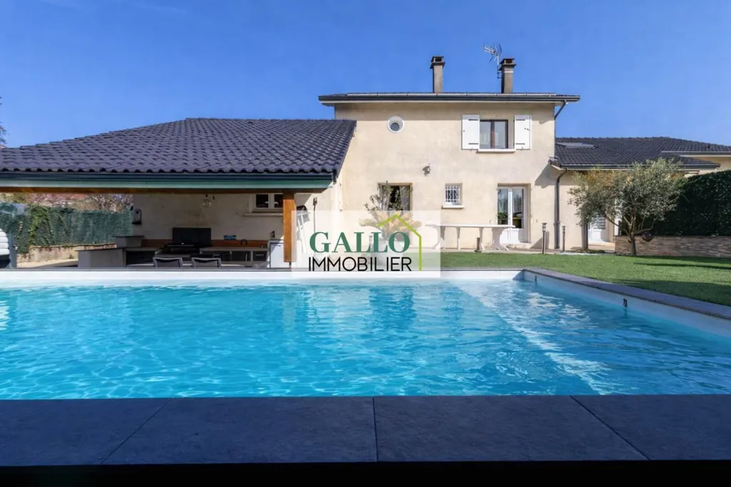 Piscine - Maison familiale avec piscine à Heyrieux