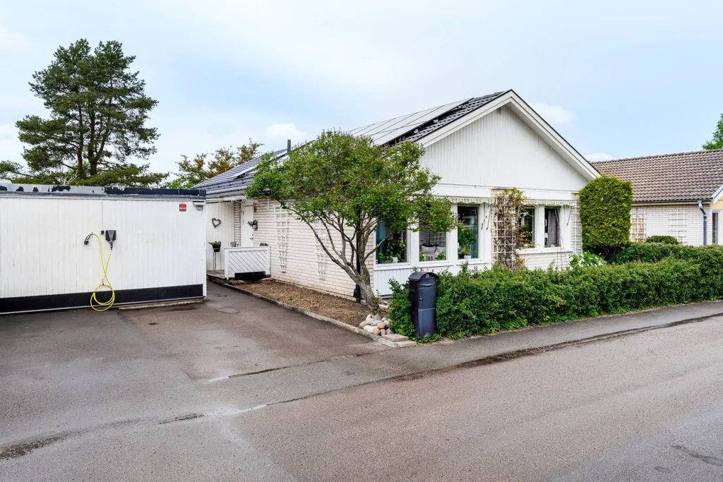 Välivaade - Terraced House with Solar Panels in Årby