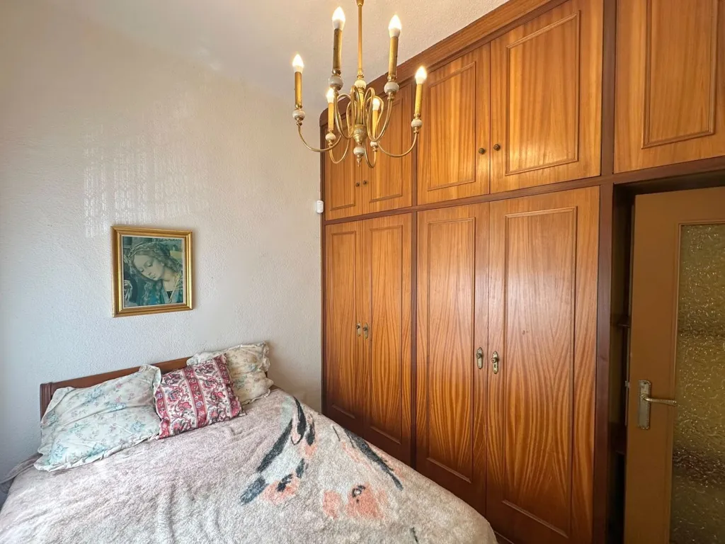 Magamistoad - 2-Bedroom Flat with High Ceilings in Adelfas