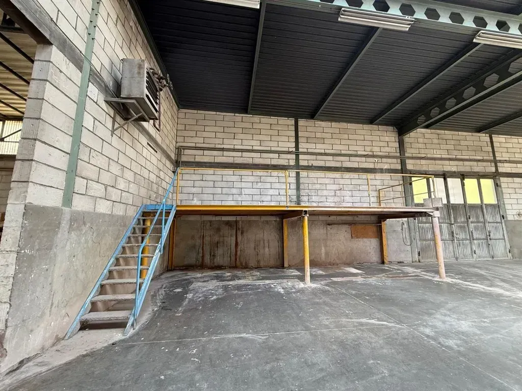 Garage - Magasin de 600 m² dans un Cadre Vert à Zichem