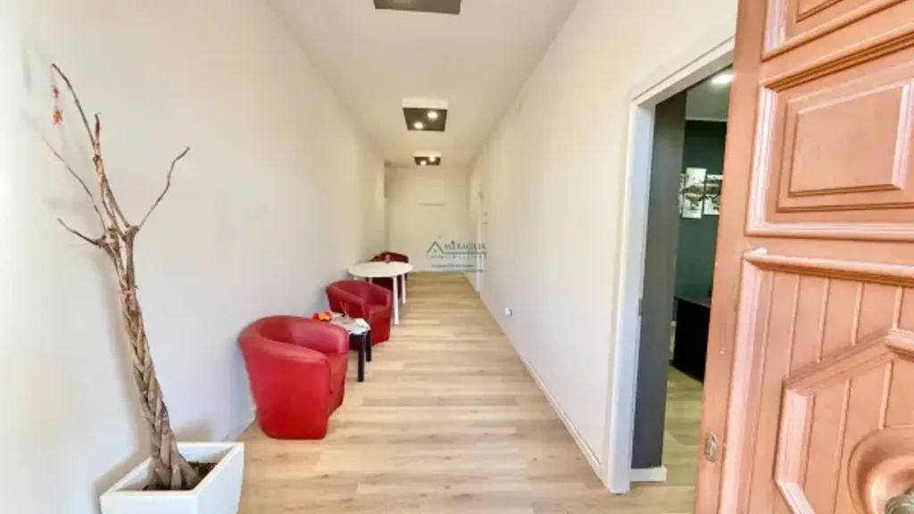 Hallway - Villa with High Ceilings and Garden in Parete