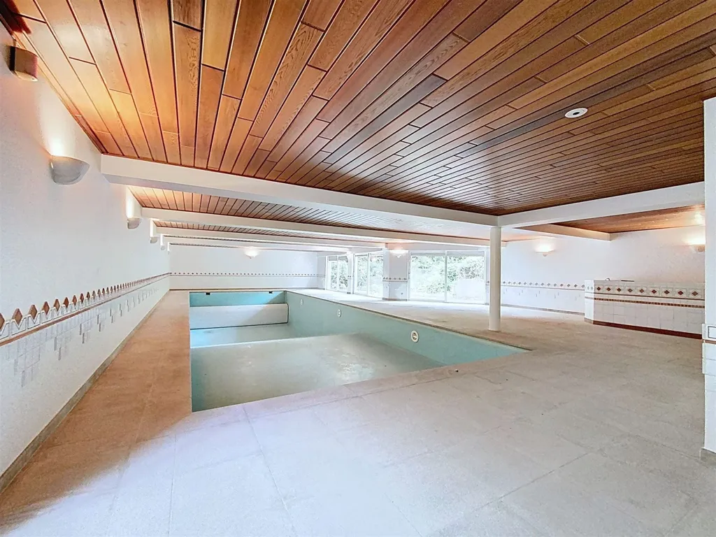 Bassein - 6-Bedroom Villa with Pool in Uccle