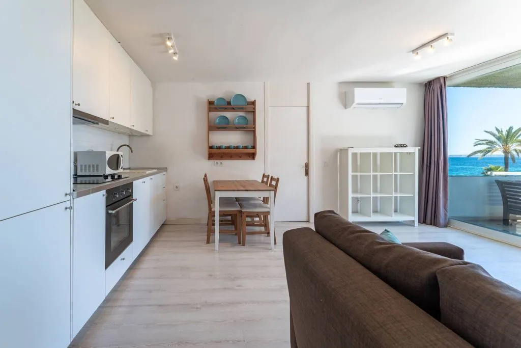 Elutuba - Seafront Apartment with Balcony in Magaluf