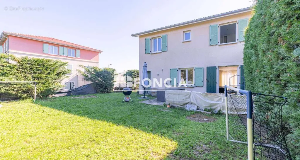 Jardin - Villa Récemment Construite avec Jardin à Vienne Charlemagne