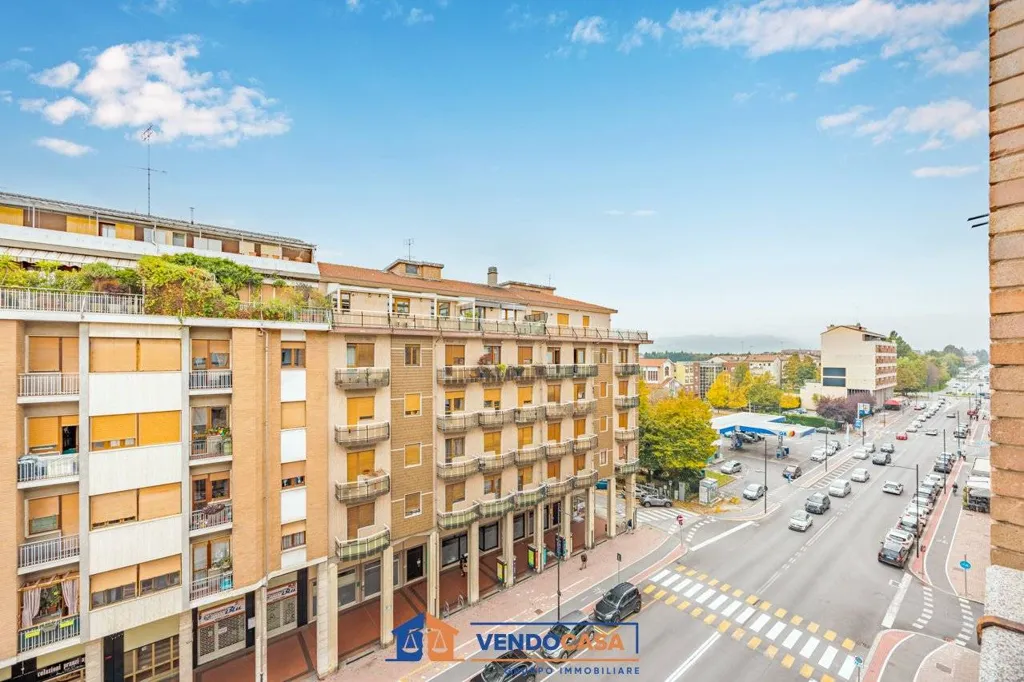 Rõdu - Balcony-Featured Apartment in Cuneo
