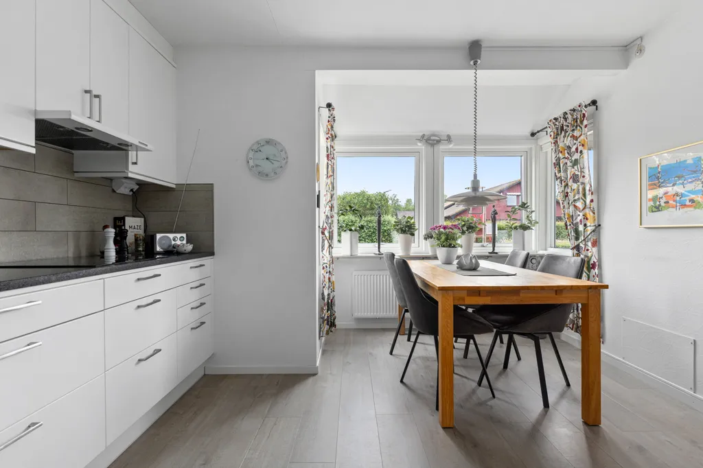 Söögituba - Villa with Garage for EV in Hässleholm