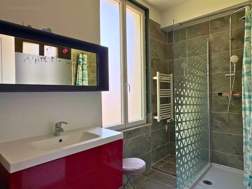 Salles de bain - Maison familiale avec piscine et jardin à Cognac