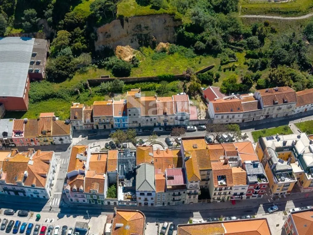 Õhuvaade - Century-Old Apartment Complex in Seixal