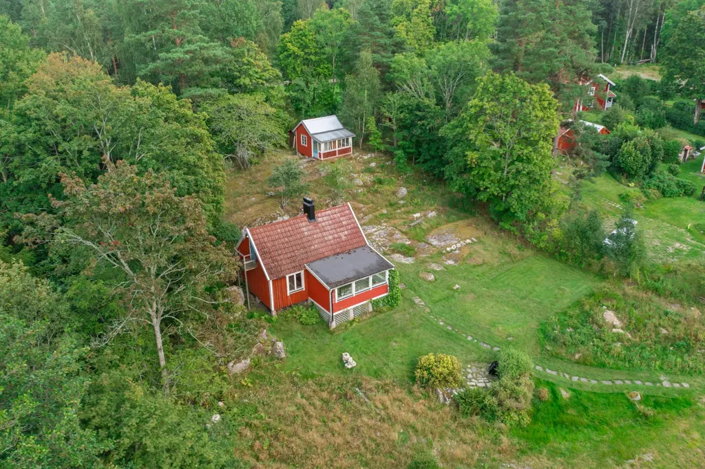 Õhuvaade - Lakefront Plot with Private Beach in Örebro