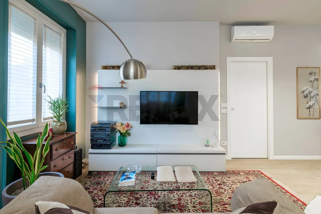 Séjour - Rustic Triplex with Balcony in Brescia
