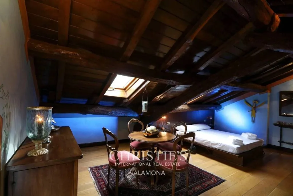 Rooms - Historic Villa with Pool in Oleggio, Piedmont