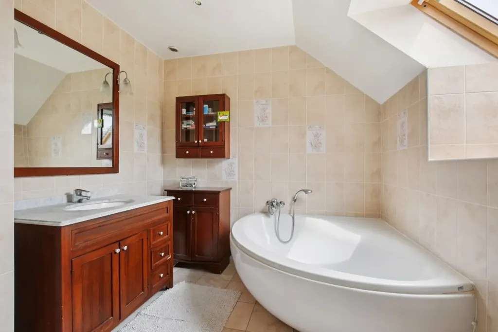 Bathrooms - Prestigious House with Pool in Chambourcy