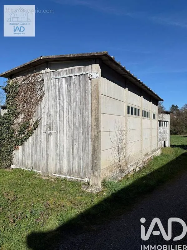 Parking à Lucenay-Les-Aix