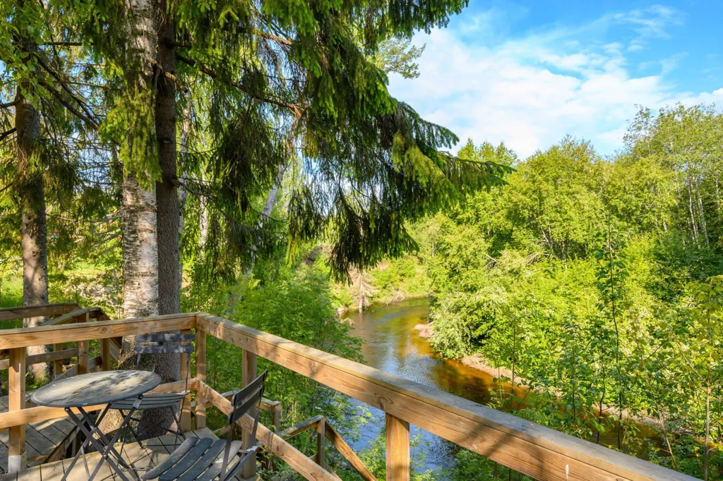 Aed - Charming Villa by the Stream in Björkom