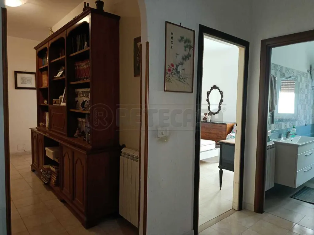 Entrée - Rear-Facing Apartment with Terrace in Ladispoli